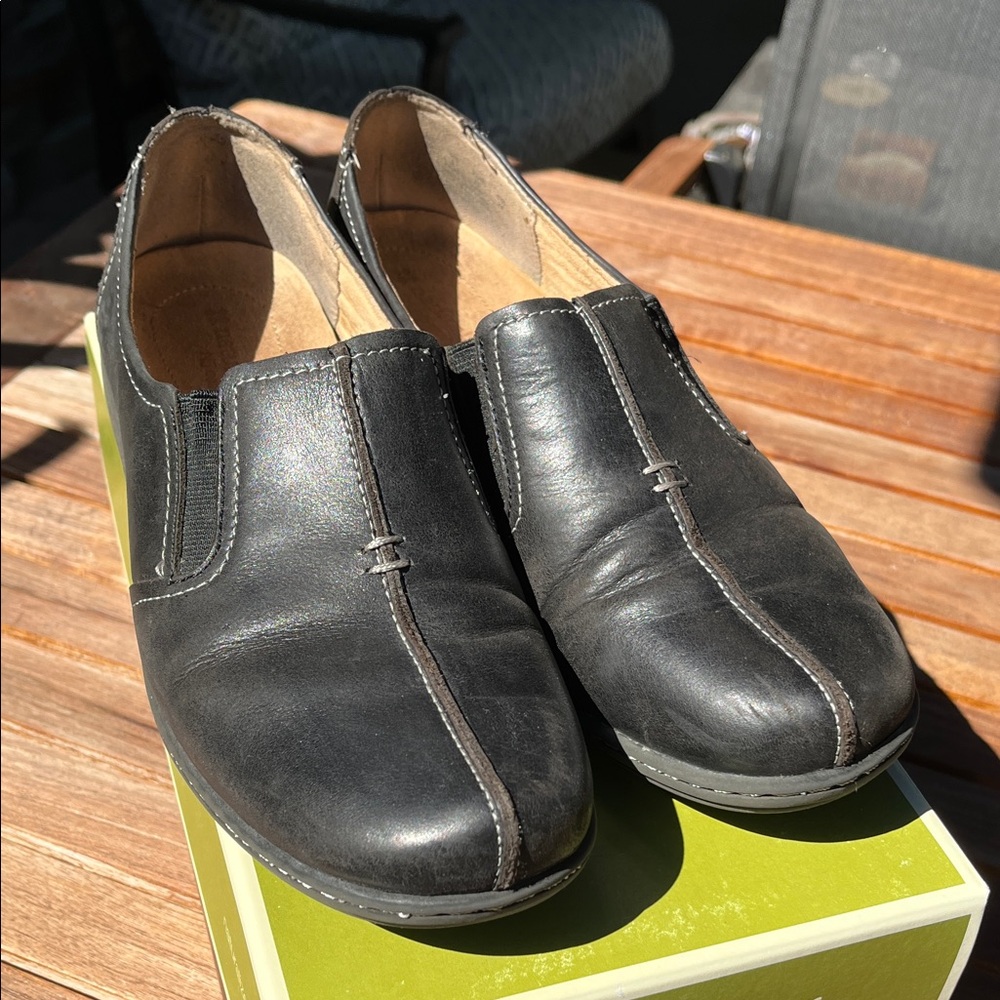 Naturalizer Black Leather Slip-On Loafers